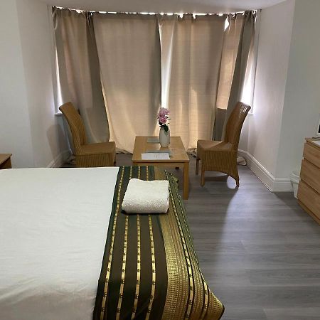 Sunrup Heathrow Apartment Feltham Екстериор снимка