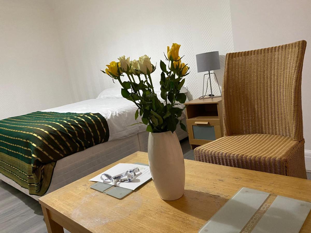 Sunrup Heathrow Apartment Feltham Екстериор снимка