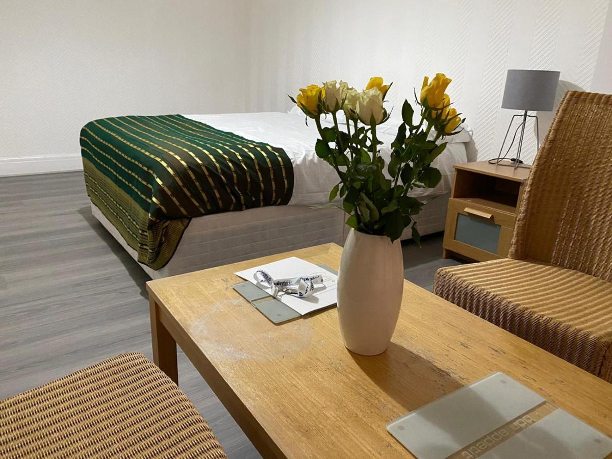Sunrup Heathrow Apartment Feltham Екстериор снимка