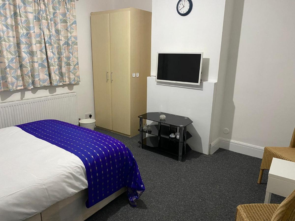 Sunrup Heathrow Apartment Feltham Екстериор снимка