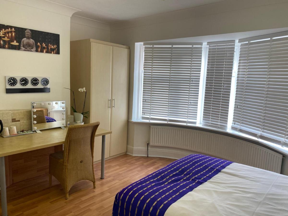 Sunrup Heathrow Apartment Feltham Екстериор снимка