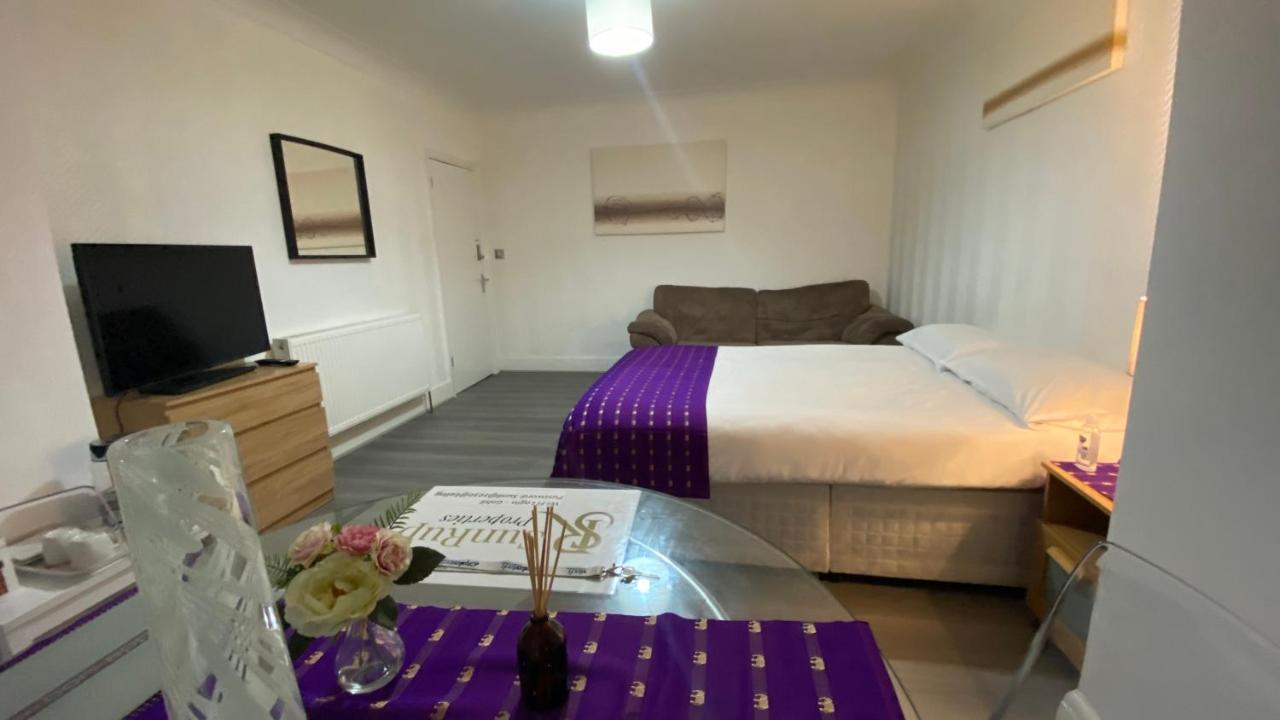 Sunrup Heathrow Apartment Feltham Екстериор снимка