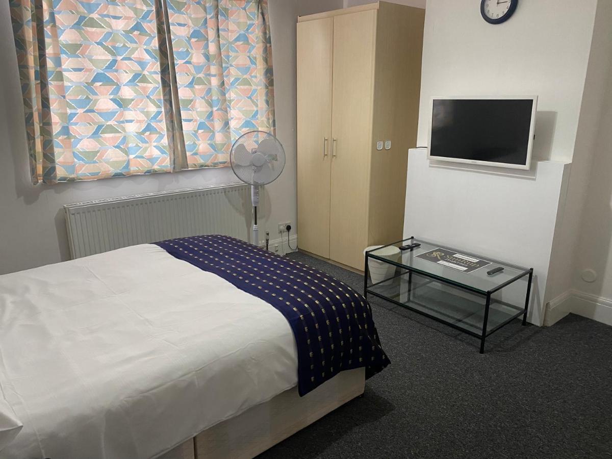 Sunrup Heathrow Apartment Feltham Екстериор снимка